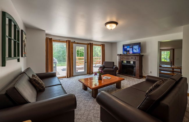 RARE FIND - 6 bdrm Very Private Cottage on 10 acres, Hot Tub, BBQ, Petfriendly - Photo 8