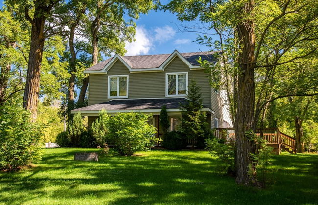RARE FIND - 6 bdrm Very Private Cottage on 10 acres, Hot Tub, BBQ, Petfriendly - Photo 1