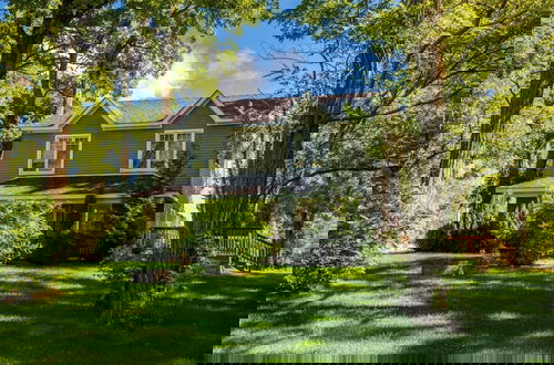 Foto 1 - RARE FIND - 6 bdrm Very Private Cottage on 10 acres, Hot Tub, BBQ, Petfriendly