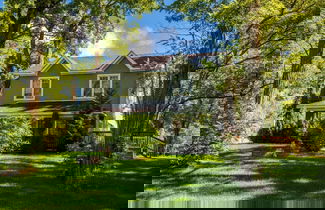 Foto 1 - RARE FIND - 6 bdrm Very Private Cottage on 10 acres, Hot Tub, BBQ, Petfriendly