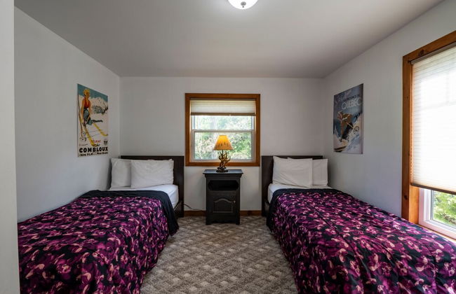 RARE FIND - 6 bdrm Very Private Cottage on 10 acres, Hot Tub, BBQ, Petfriendly - Photo 3
