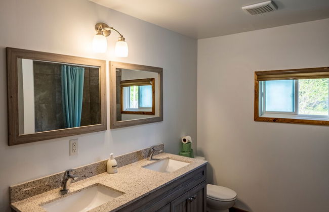 RARE FIND - 6 bdrm Very Private Cottage on 10 acres, Hot Tub, BBQ, Petfriendly - Photo 11