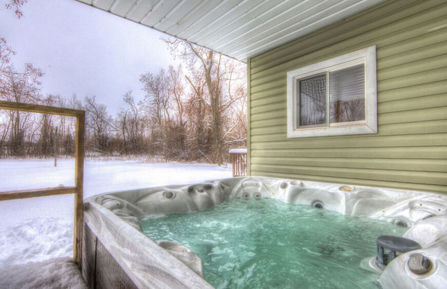 RARE FIND - 6 bdrm Very Private Cottage on 10 acres, Hot Tub, BBQ, Petfriendly - Photo 12