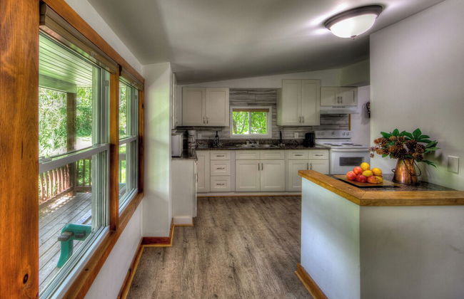 RARE FIND - 6 bdrm Very Private Cottage on 10 acres, Hot Tub, BBQ, Petfriendly - Photo 7