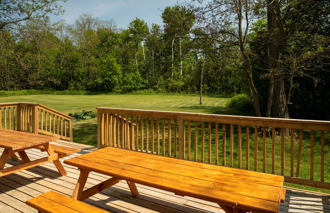 RARE FIND - 6 bdrm Very Private Cottage on 10 acres, Hot Tub, BBQ, Petfriendly - Photo 16