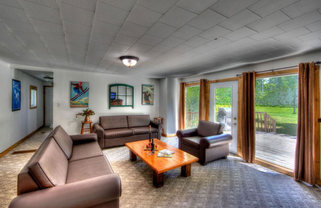 RARE FIND - 6 bdrm Very Private Cottage on 10 acres, Hot Tub, BBQ, Petfriendly - Photo 9