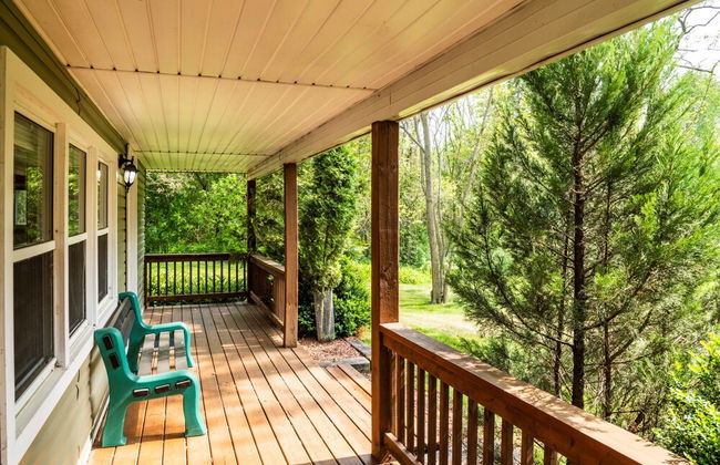 RARE FIND - 6 bdrm Very Private Cottage on 10 acres, Hot Tub, BBQ, Petfriendly - Photo 14
