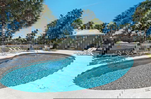 Foto 29 - 3 Minute Walk to Beach- Neighborhood Pool - Wraparound Porch