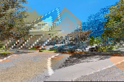 Foto 54 - 3 Minute Walk to Beach- Neighborhood Pool - Wraparound Porch