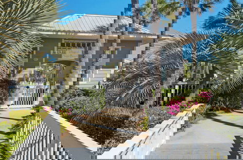 Foto 52 - 3 Minute Walk to Beach- Neighborhood Pool - Wraparound Porch