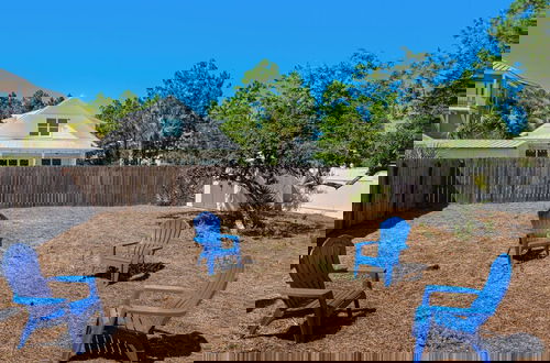 Foto 42 - 3 Minute Walk to Beach- Neighborhood Pool - Wraparound Porch