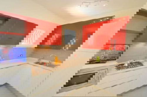 Foto 11 - Terraced House With Swimming Pool