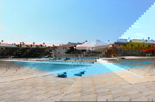 Foto 9 - Terraced House With Swimming Pool