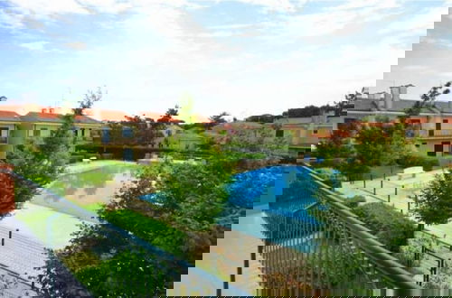 Foto 6 - Terraced House With Swimming Pool
