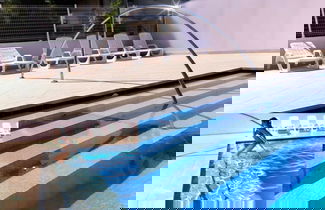 Foto 3 - Vibrant Apartment With Pool by Beahost Rentals