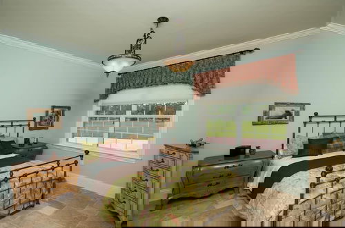Foto 3 - Knickerbocker Estate: Elegant 9-BR Getaway in Naples. Enjoy Private Pool, Outdoor Dining, and Expansive Grounds, Experience Tranquility with Easy Access to Naples' Best
