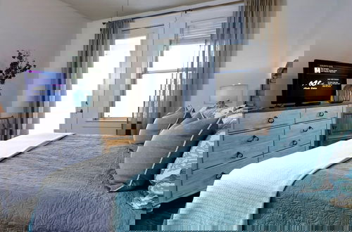 Photo 19 - Resort Living on the Bay 2 bed 2 Bath Gorgeous Views Heated Infinity Pool Beach Access