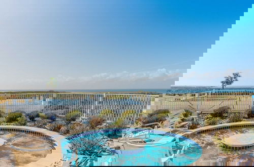 Photo 37 - Resort Living on the Bay 2 bed 2 Bath Gorgeous Views Heated Infinity Pool Beach Access