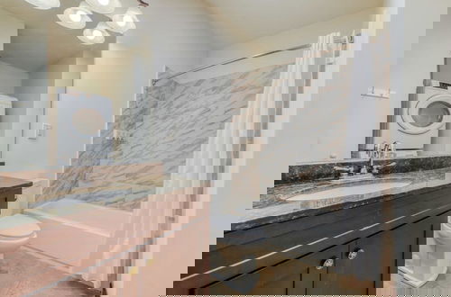 Foto 51 - Sosuite 2BR Penthouse w Balcony W D Gym