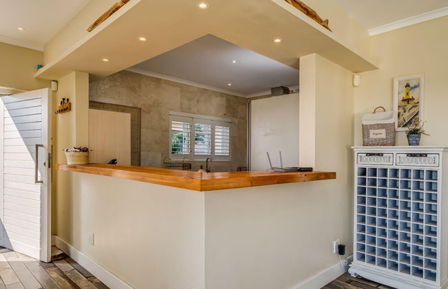 Beach-style Camps Bay Home w Pool Garden Barbados - Foto 16