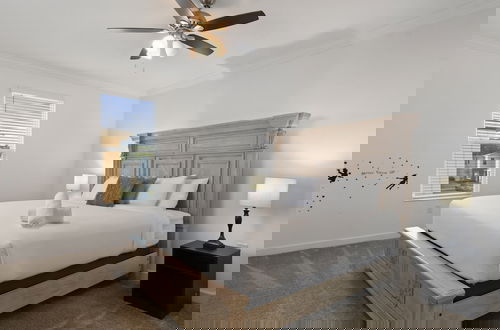 Foto 8 - Luxurious Resort Home Near Disney & Shopping!