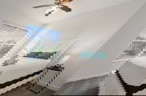 Foto 2 - Luxurious Resort Home Near Disney & Shopping!