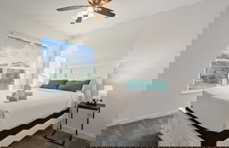 Foto 2 - Luxurious Resort Home Near Disney & Shopping!