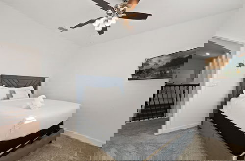 Foto 3 - Luxurious Resort Home Near Disney & Shopping!