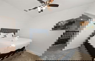 Foto 3 - Luxurious Resort Home Near Disney & Shopping!