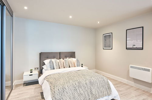 Photo 3 - Seven Living Bracknell - Luxurious Chic Studio Apartments