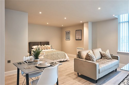 Photo 2 - Seven Living Bracknell - Luxurious Chic Studio Apartments