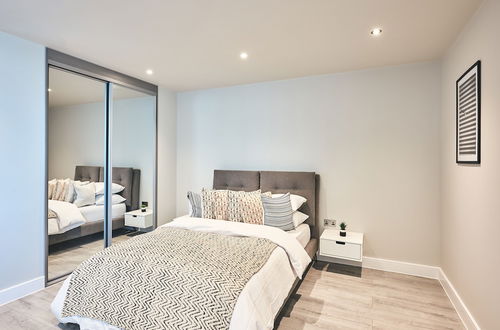 Photo 10 - Seven Living Bracknell - Luxurious Chic Studio Apartments