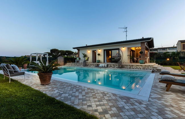 The Luxury Beach Villa - Photo 25