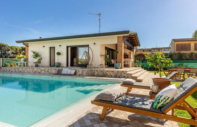 The Luxury Beach Villa - Photo 36