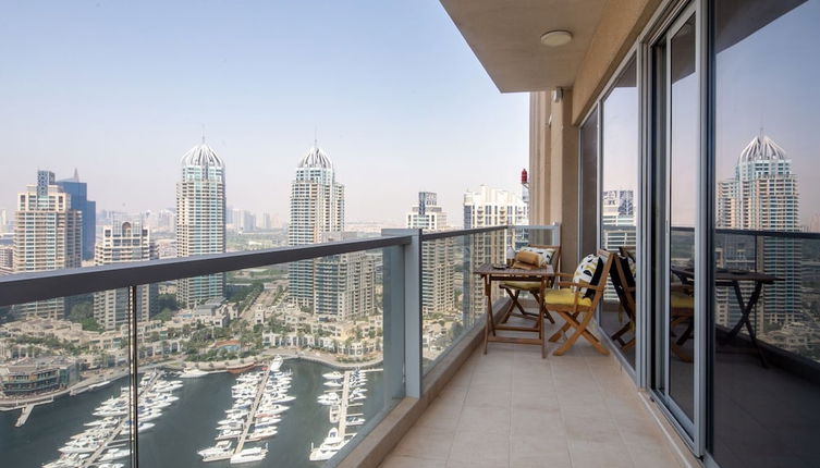 Foto 1 - Magnificent Marina Views in This Elegant 3br