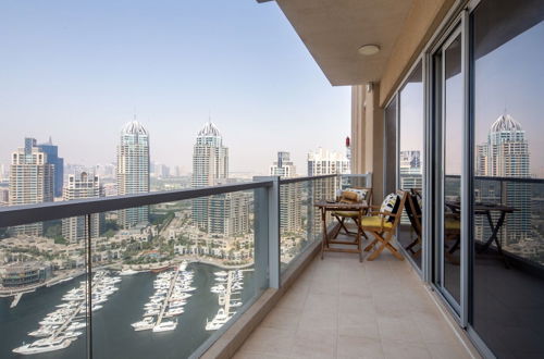 Foto 1 - Magnificent Marina Views in This Elegant 3br