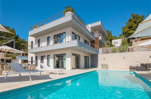 Foto 32 - Luxury Villa Romeo with Heated Pool