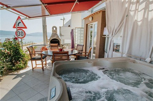 Foto 31 - Luxurious Holiday Home in Arbanija with Hot Tub