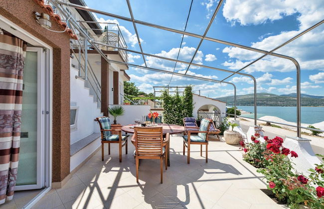 Luxurious Holiday Home in Arbanija with Hot Tub - Foto 1