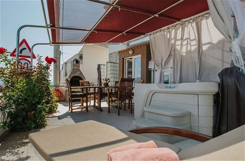 Foto 33 - Luxurious Holiday Home in Arbanija with Hot Tub