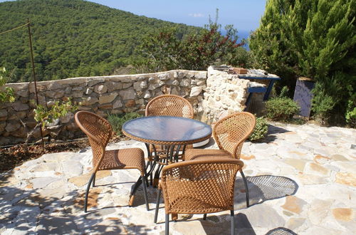 Photo 13 - Charming Holiday Home in Kritinia With Garden