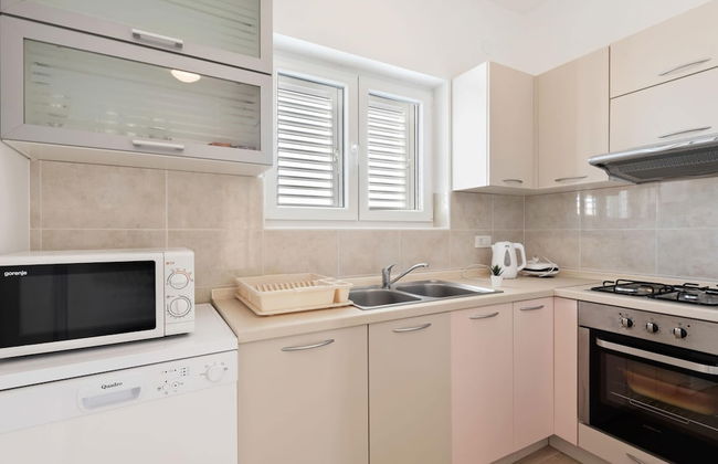 Simplistic Apartment in Neviđane with Balcony - Foto 9