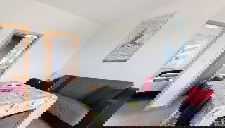 Foto 1 - Simplistic Apartment in Neviđane with Balcony