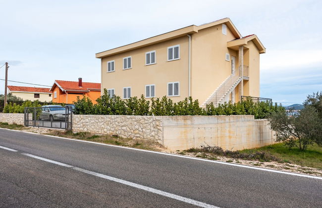 Simplistic Apartment in Neviđane with Balcony - Foto 18