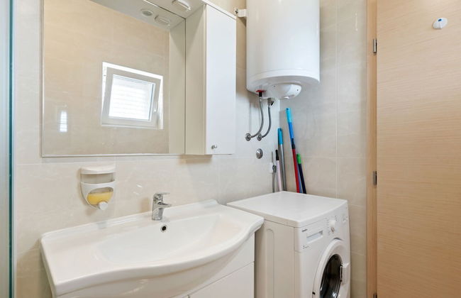 Simplistic Apartment in Neviđane with Balcony - Foto 13
