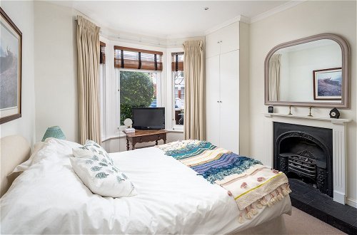 Photo 4 - ALTIDO Homely 2 Bed Riverside Flat with Patio in Hammersmith