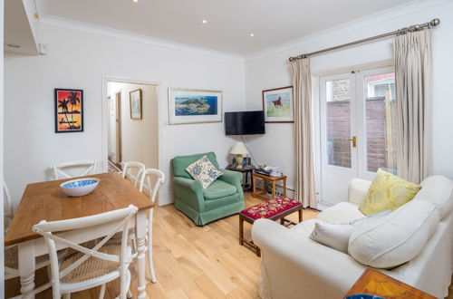 Photo 12 - ALTIDO Homely 2 Bed Riverside Flat with Patio in Hammersmith