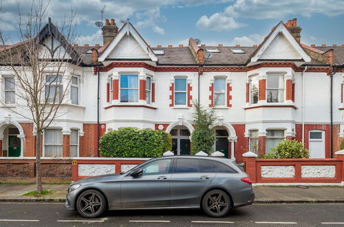 Photo 17 - ALTIDO Homely 2 Bed Riverside Flat with Patio in Hammersmith