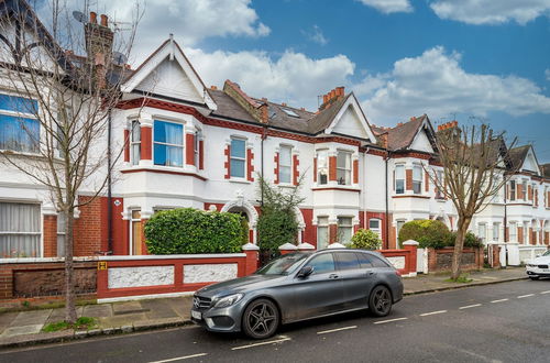 Foto 18 - ALTIDO Homely 2 Bed Riverside Flat with Patio in Hammersmith