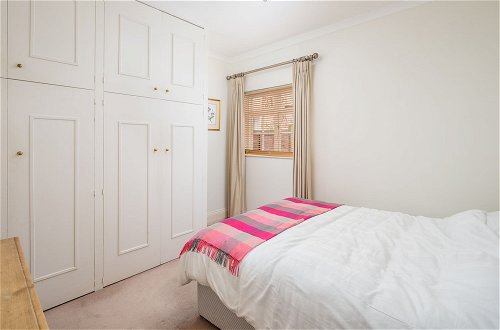 Foto 6 - ALTIDO Homely 2 Bed Riverside Flat with Patio in Hammersmith